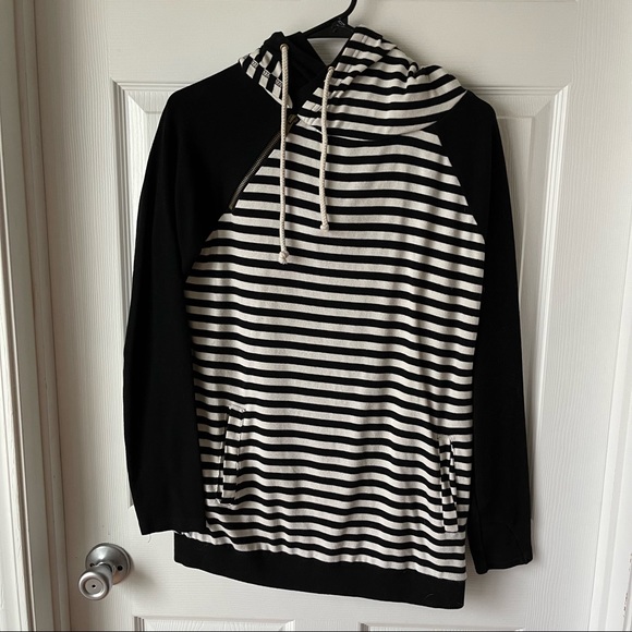 Tops - Black&White Striped Sweatshirt